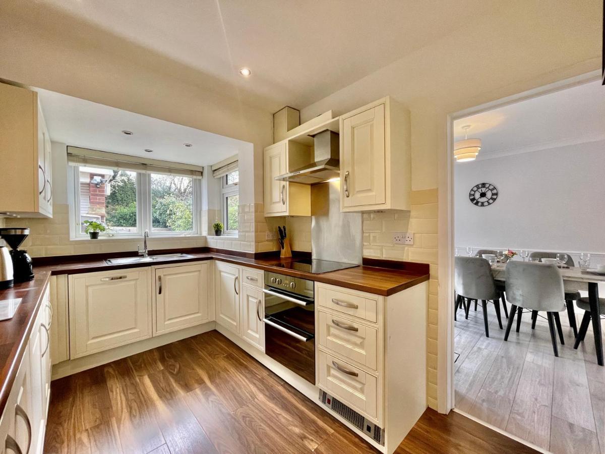 Stylish 3 Bed Chigwell Home With Free Parking Exterior foto