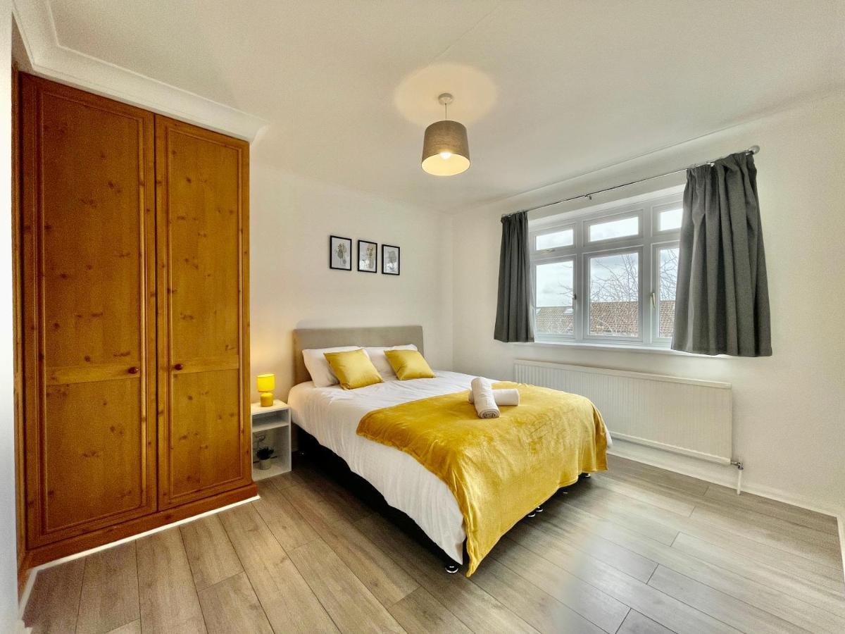 Stylish 3 Bed Chigwell Home With Free Parking Exterior foto